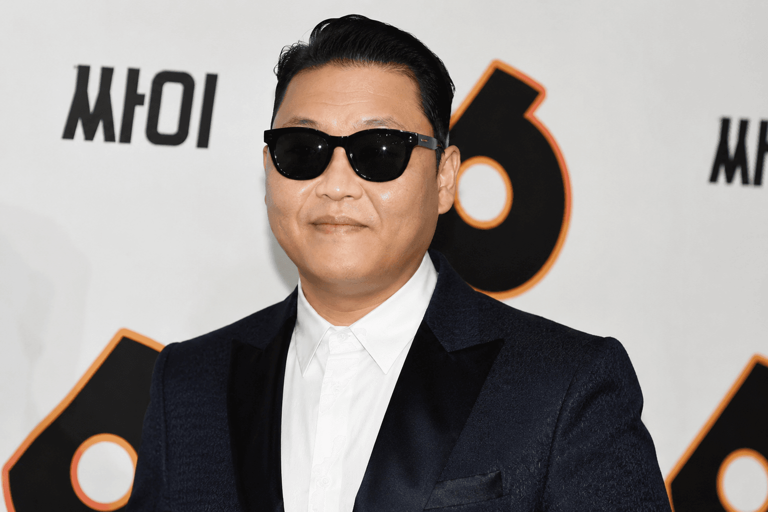 Дуучин PSY болон түүний менежерийг сэтгэцэд нөлөөт эмийн хэрэгт шалгаж эхэлжээ