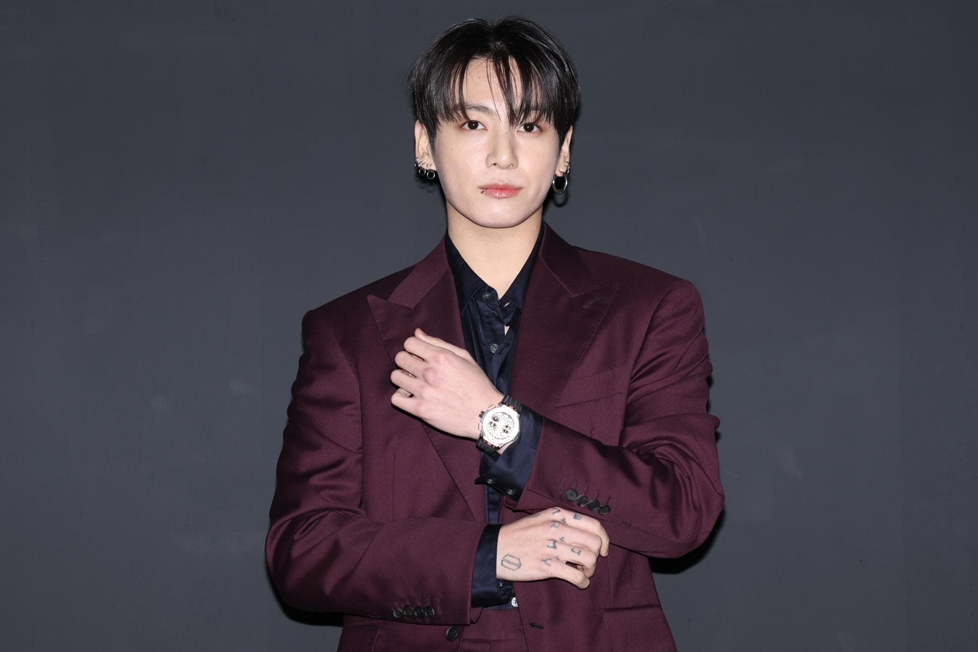 BTS-ийн Жонгүгийг мөрдсөн Бразил эмэгтэйд нэг жилийн хорих ял оноожээ