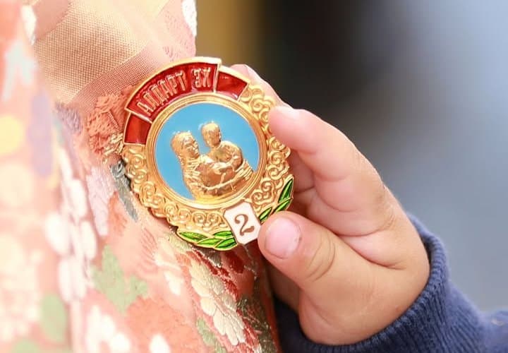 “Эхийн алдар” одонгийн шалгуурыг хөнгөвчиллөө: Бага хүүхэд нь нэг нас хүрэхийг хүлээх шаардлагагүй болно