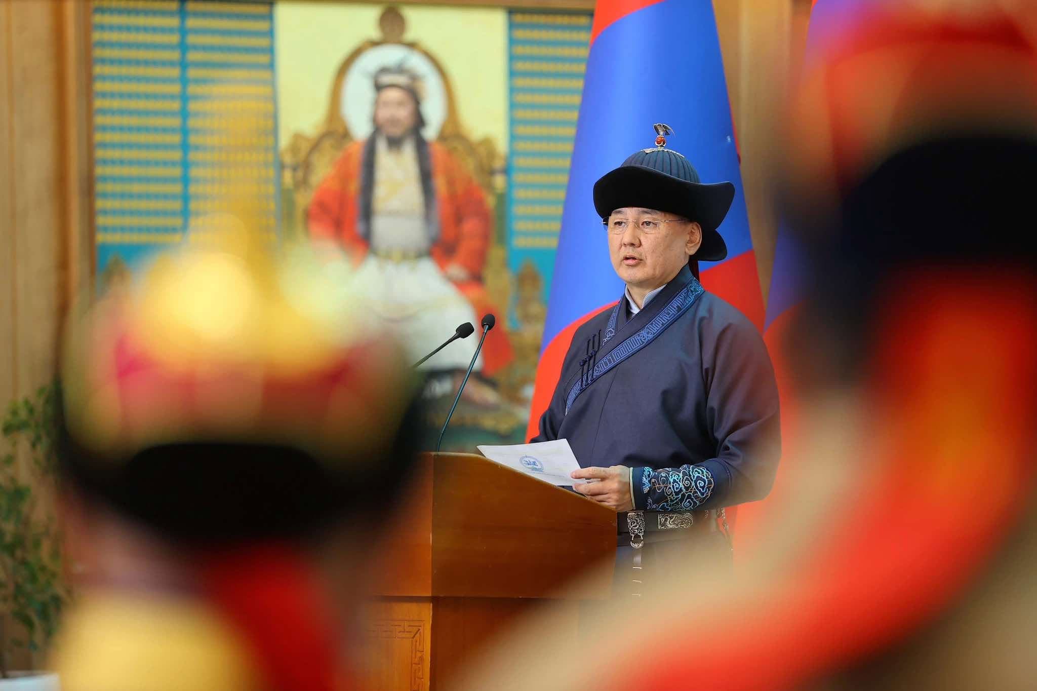 “Дэлхийн адууны өдөр”-ийн уралдаанд уясан хүлэг нь түрүүлж, айрагдсан уяачдыг шагналаа